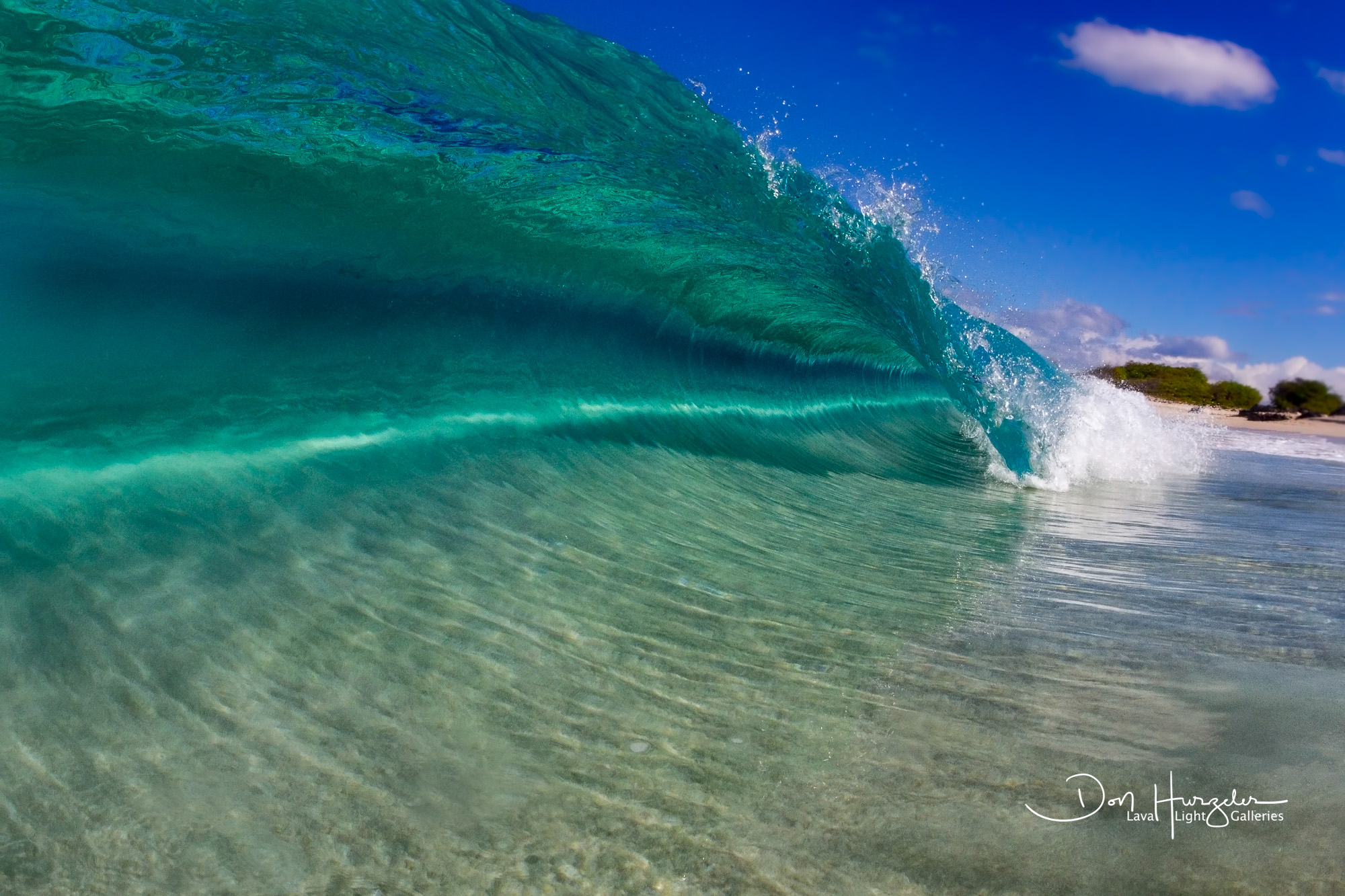 A classic Kua Bay cylinder...breaking on shallow sand.