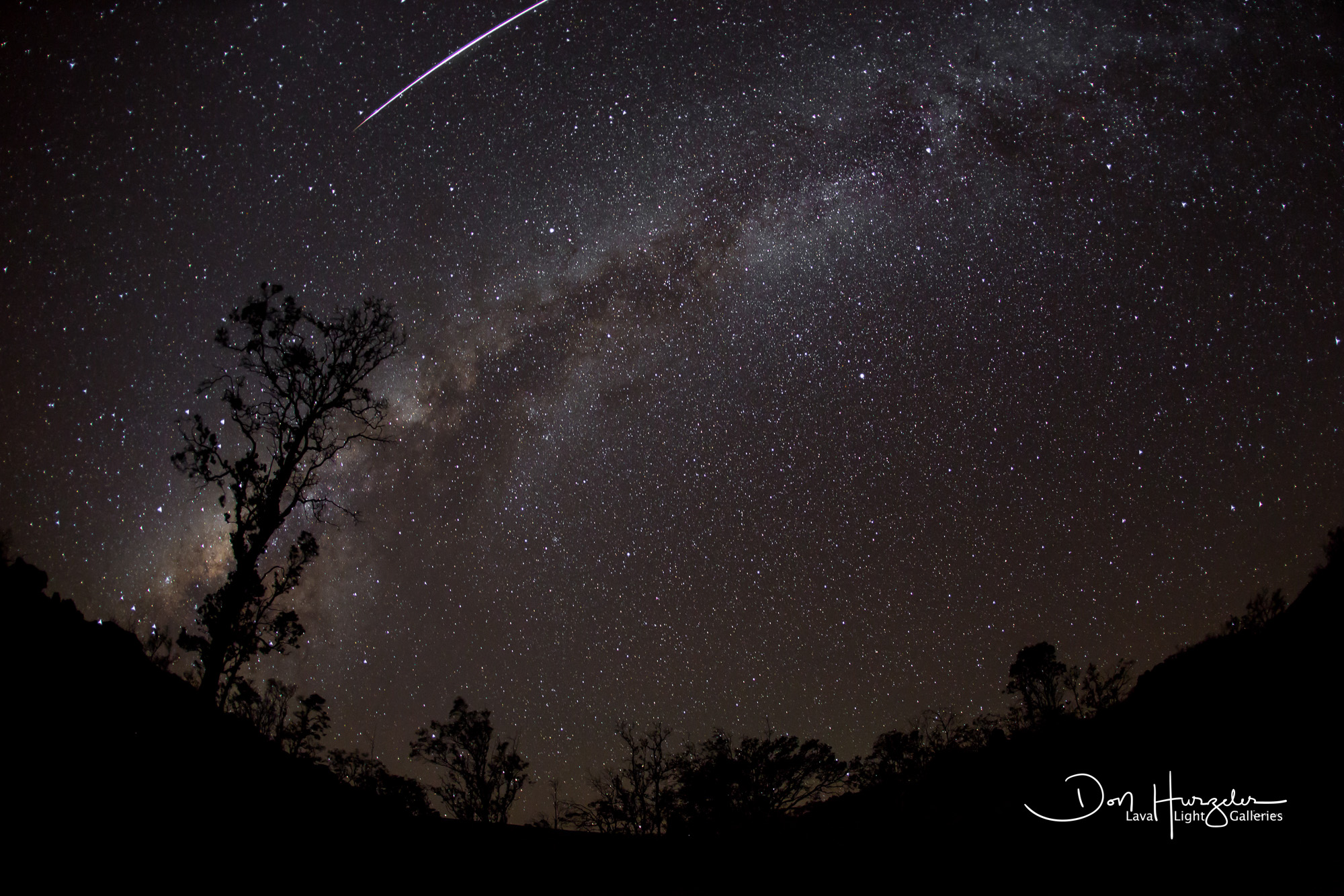 Four meteors, one satellite, two vents of the volcano and the Milky Way.