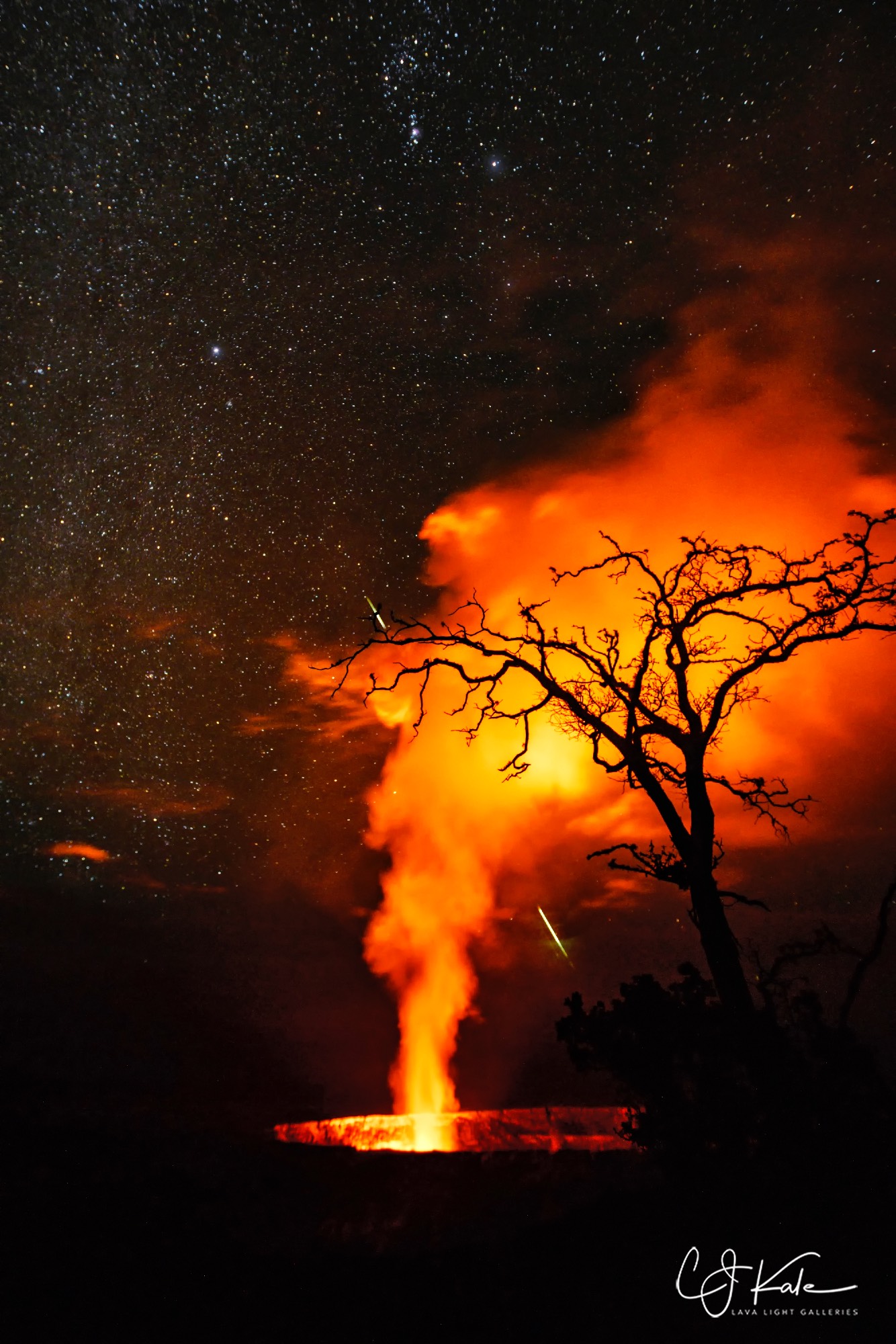 Halema'uma'u crater at night.
